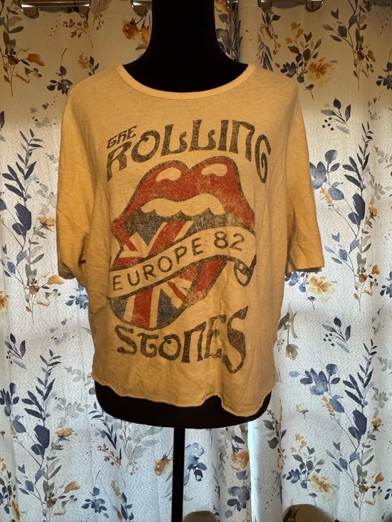 Bravado Tops - Bravado Beige Rolling Stones Graphic Tee with Red & Blue Tongue Logo Vintage?